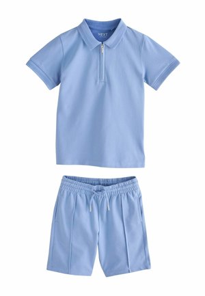 Himmelblaues Polohemd mit kurzen Ärmeln und Reißverschlusskragen, kombiniert mit passenden Shorts mit elastischem Taillenbund und seitlichen Taschen. Weiches Material.