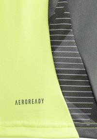 AEROREADY sportshirt met een levendige neongele stof, een gestructureerd grijs gedeelte met diagonale strepen en vlakke naden.