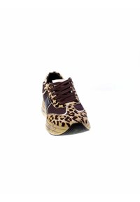 Sneaker con stampa leopardata e accenti marroni, design con lacci, colletto imbottito e suola in gomma texturizzata. Presenta un dettaglio con logo sul lato.