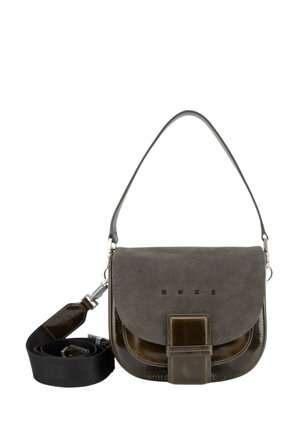 Kompakt grå og mørkebrun crossbody taske med klap, mærket front, kort håndtag og en justerbar sort aftagelig skulderrem.