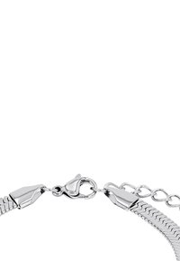Bracciale in metallo argentato con un design a catena a serpente testurizzata, dotato di chiusura a gancio e catena di estensione per una misura regolabile.