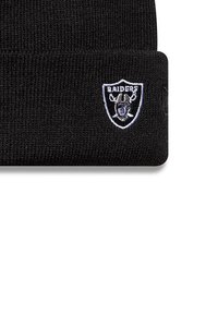 Schwarze gestrickte Mütze mit einem weißen gestickten "Raiders"-Logo, eng anliegend und mit geripptem Muster.