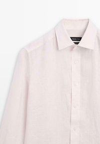 Lichtroze linnen overhemd met een gestructureerde kraag, volledig knoopsluiting en lange mouwen. Beschikt over een gladde, licht gestructureerde stof.