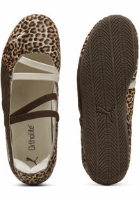 Leopardmønstret flade sko med brune ruskindsdetaljer, elastiske remme, Ortholite indersål og mønstret gummisål.