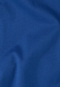 Tissu bleu profond à texture lisse et fines côtes, présentant une couleur uniforme sans motifs ni ornements.