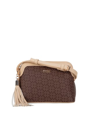 Sac bandoulière marron avec bordure beige, sangle réglable, quincaillerie dorée, détail pompon et motif répétitif de logo géométrique.