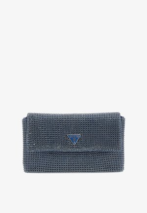 Clutch-tas bedekt met kleine zilveren kraaltjes met een driehoekige Guess-logo plaat op de voorflap, tegen een witte achtergrond.