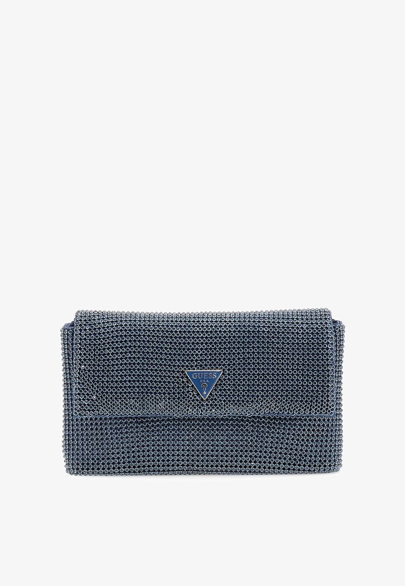 Pochette recouverte de petites perles argentées avec une plaque logo Guess triangulaire sur le rabat avant, sur fond blanc.