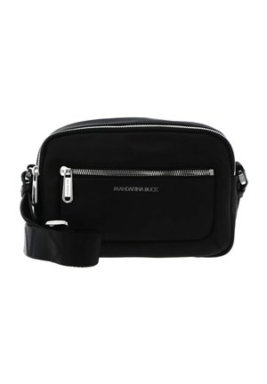 Sac bandoulière noir avec fermetures éclair argentées, poche avant zippée, sangle réglable et logo Mandarina Duck sur fond blanc uni.