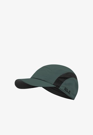 Groene pet met een zwart mesh paneel, gebogen klep en gestikte accenten. Heeft branding aan de zijkant, ontworpen voor ademend vermogen en comfort.