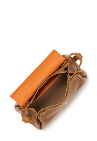 Borsa a tracolla in pelle marrone con un risvolto in pelle arancione, dotata di apertura con zip e una finitura texturizzata. All'interno c'è un compartimento liscio e senza fodera.