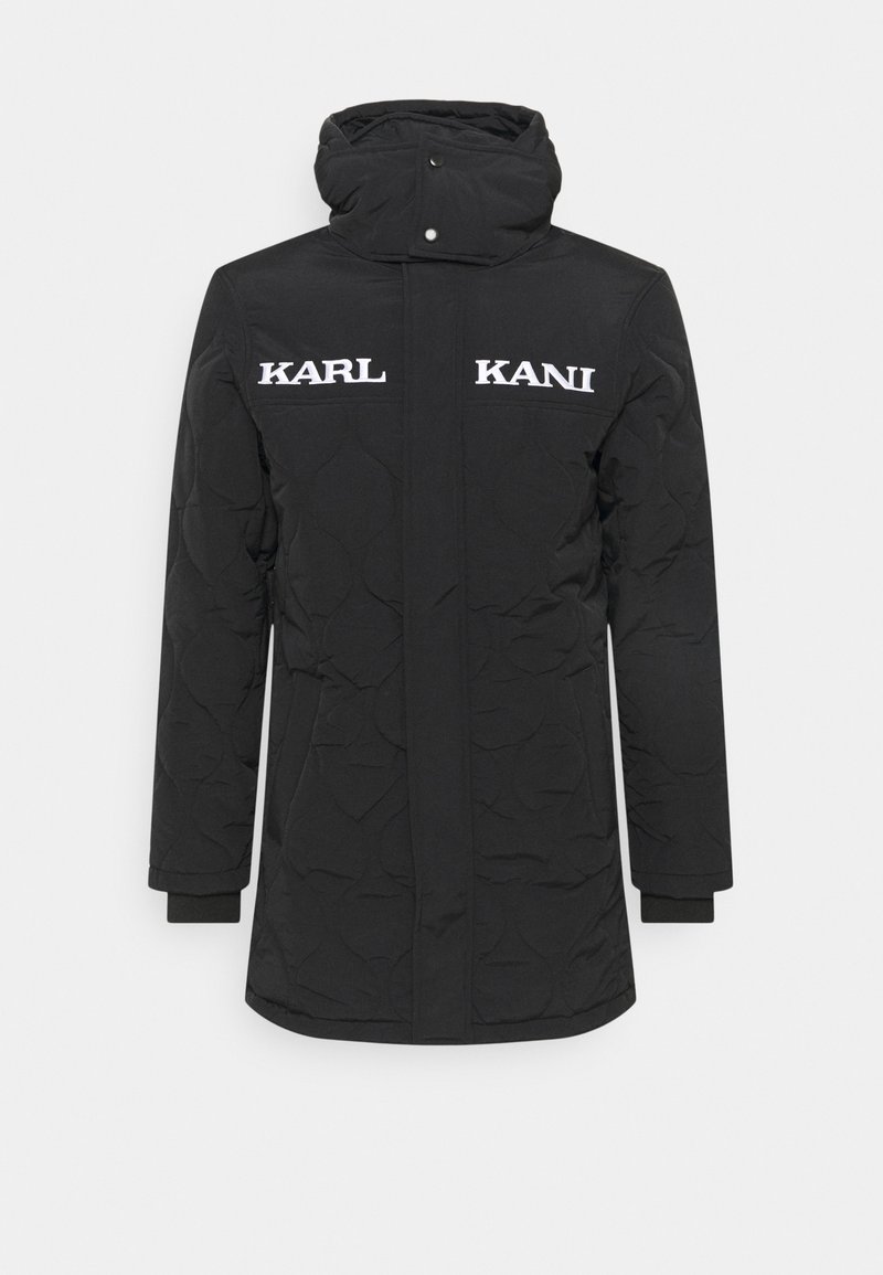 Cappotto imbottito nero con colletto alto e chiusura a scatto. Presenta i nomi del marchio ricamati in bianco "KARL" e "KANI" sul petto. Maniche lunghe.