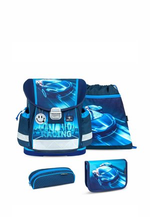 Das blaue, rennsportthemenorientierte Rucksack-Set umfasst einen Hauptrucksack mit einem schlanken Design, eine gemusterte Zugtasche, eine Federmappe und einen kleinen Organizer.