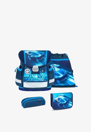 Set di zaini a tema corsa blu include una borsa principale con un design elegante, una borsa a sacco con motivo, un astuccio e un piccolo organizer.