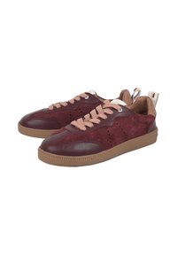 Bordeauxfarbene Leder- und Wildledersneaker mit strukturierter Oberfläche, rosa Schnürsenkeln und einer hellbraunen Gummisohle mit Zickzackkante und durchbrochenen Details.