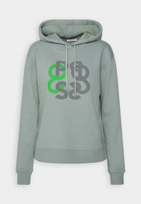 Sweat à capuche vert clair avec un motif de texte stylisé vert et gris sur le devant et un capuchon à cordon, présenté sur un fond uni.
