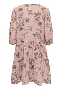 Robes florales roses avec des manches longues, une jupe à volants et un tissu texturé avec des motifs floraux noirs.