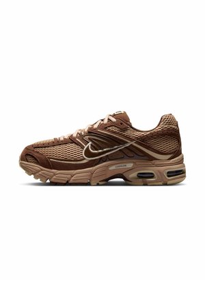 Ruskea ja beige Nike lenkkari verkkokankaalla ja nupukkinsomisteella, pehmustetulla pohjalla, näkyvillä ilmakennoilla ja nauhoilla valkoisella taustalla.