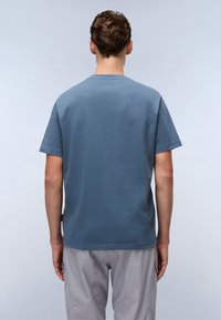 Blå bomulls T-skjorte med korte ermer, rund hals og rett snitt. Har et enkelt design uten synlige mønstre eller detaljer.