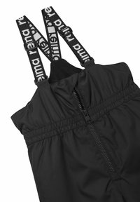Zwarte waterdichte overalls met verstelbare zwarte banden met witte branding, een ritsopening aan de voorkant en een elastische taille voor comfort.