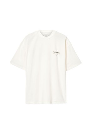 Weißes Baumwoll-T-Shirt mit Rundhalsausschnitt und kurzen Ärmeln, auf der linken Brustseite mit einem kleinen schwarzen Logo bedruckt.