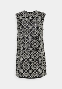 Robe noire sans manches avec un motif floral géométrique en perles argentées couvrant le devant et une petite ouverture en forme de trou de serrure au niveau de l'encolure.