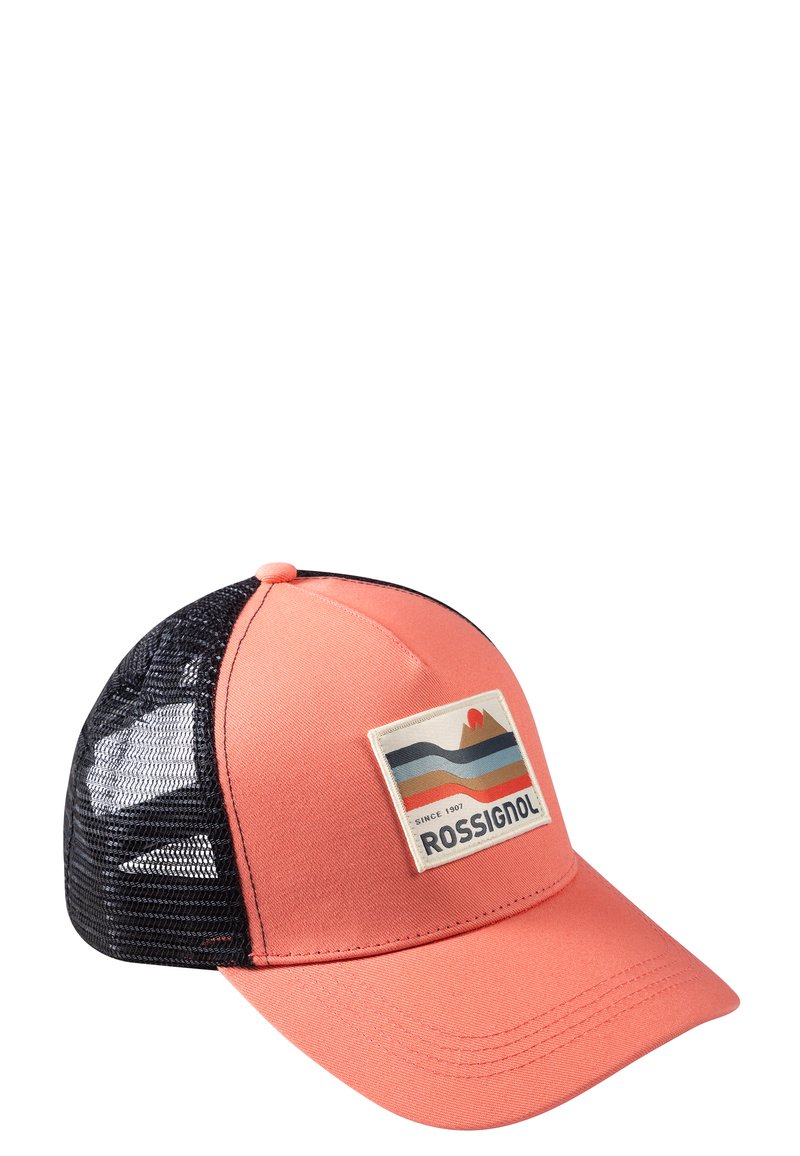 Cappello con parte frontale corallo, lati in rete nera e una toppa rettangolare con grafiche stilizzate di montagne e il testo "ROSSIGNOL".