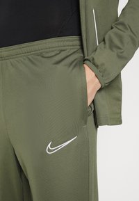 Nike Performance M NK DRY ACD21 TRK SUIT K - Fato de treino - medium olive/white