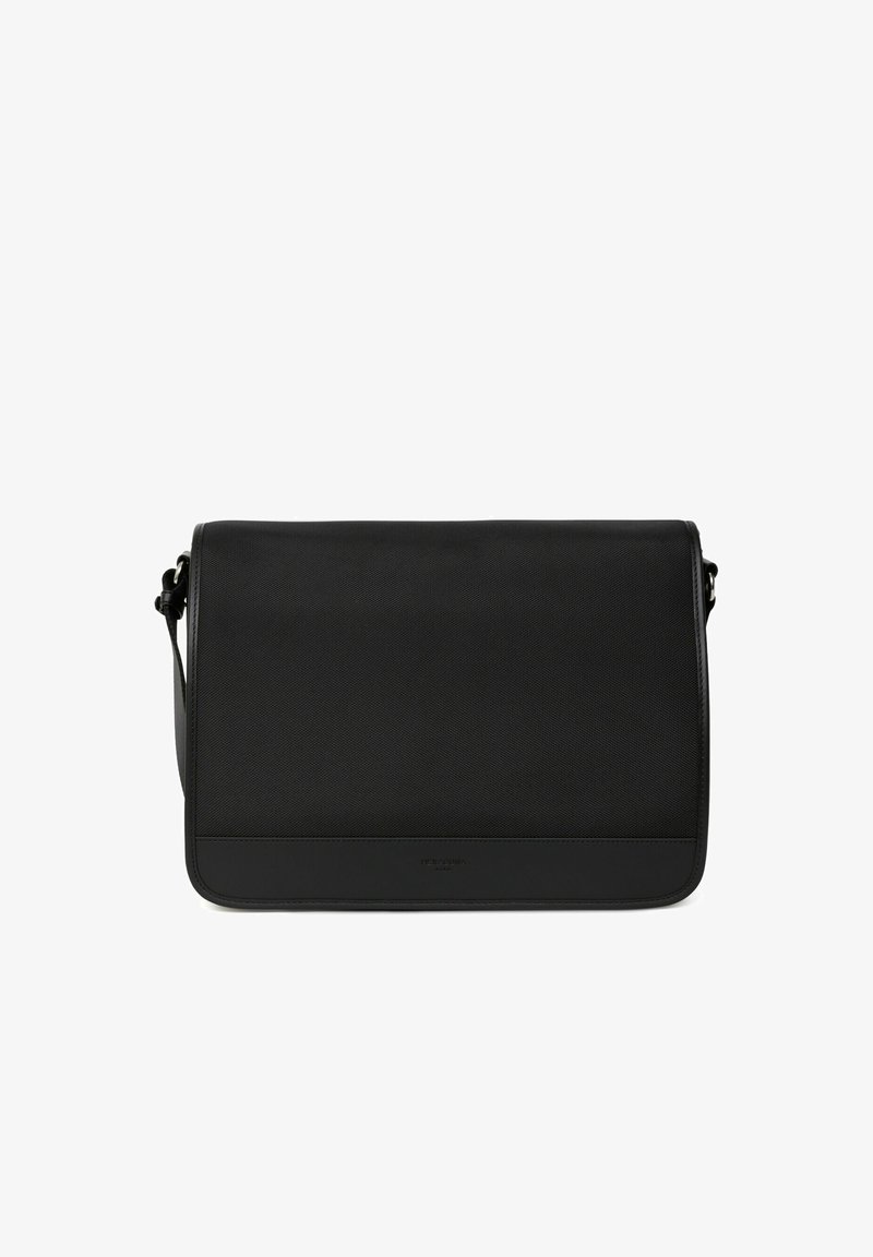 Czarna torba na ramię o zdefiniowanej formie, z teksturowanym materiałem oraz gładką skórzaną dolną częścią. W zestawie regulowany pasek na ramię.