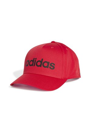 Gorra de béisbol roja con visera curva, hecha de tela, que presenta un gran logotipo negro de "adidas" en la parte frontal. Textura suave sin patrones visibles.