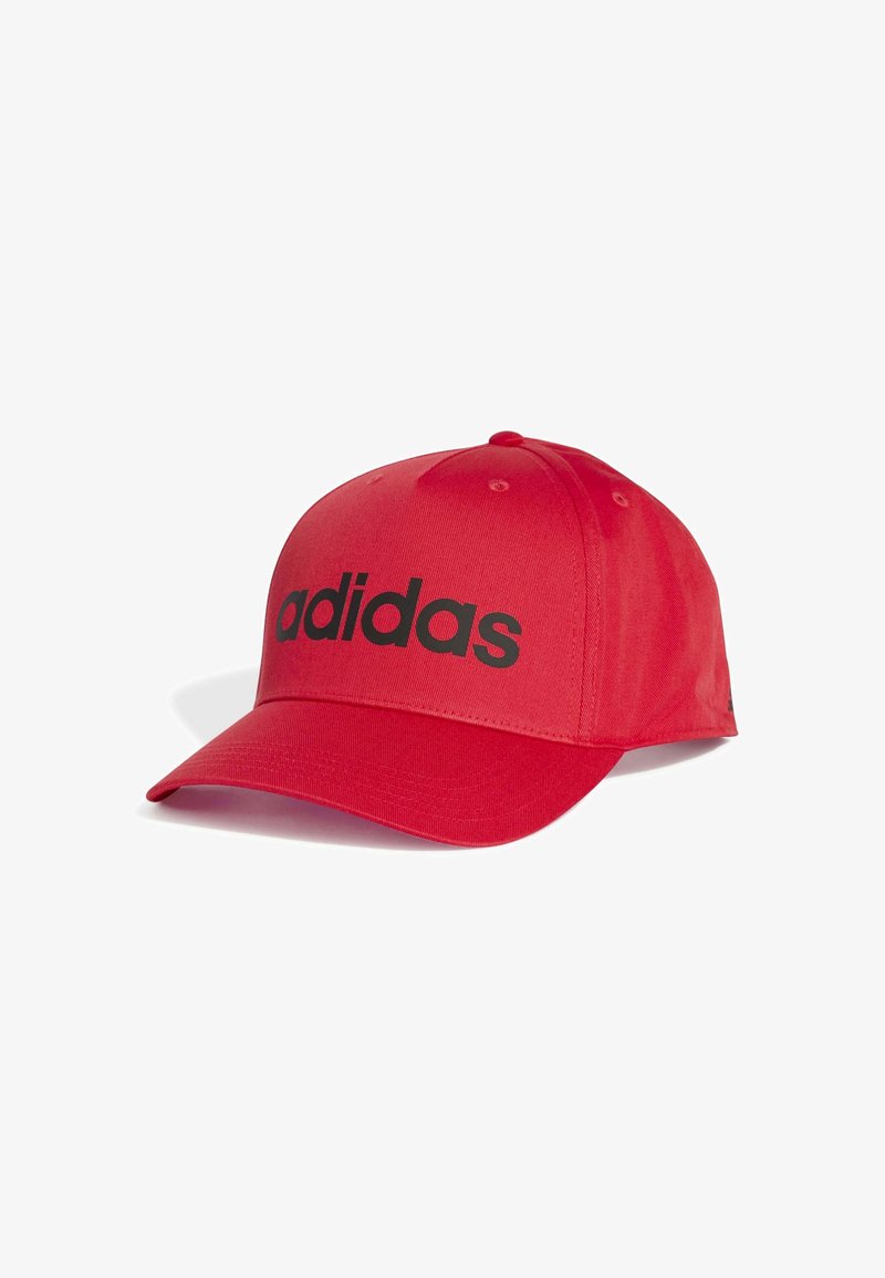 Gorra de béisbol roja con visera curva, hecha de tela, que presenta un gran logotipo negro de "adidas" en la parte frontal. Textura suave sin patrones visibles.