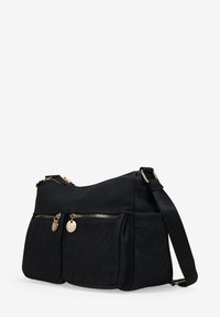 Bolso negro de hombro hecho de tela suave, con dos bolsillos frontales con cremallera, acentos de hardware dorado y un patrón decorativo en la sección inferior.