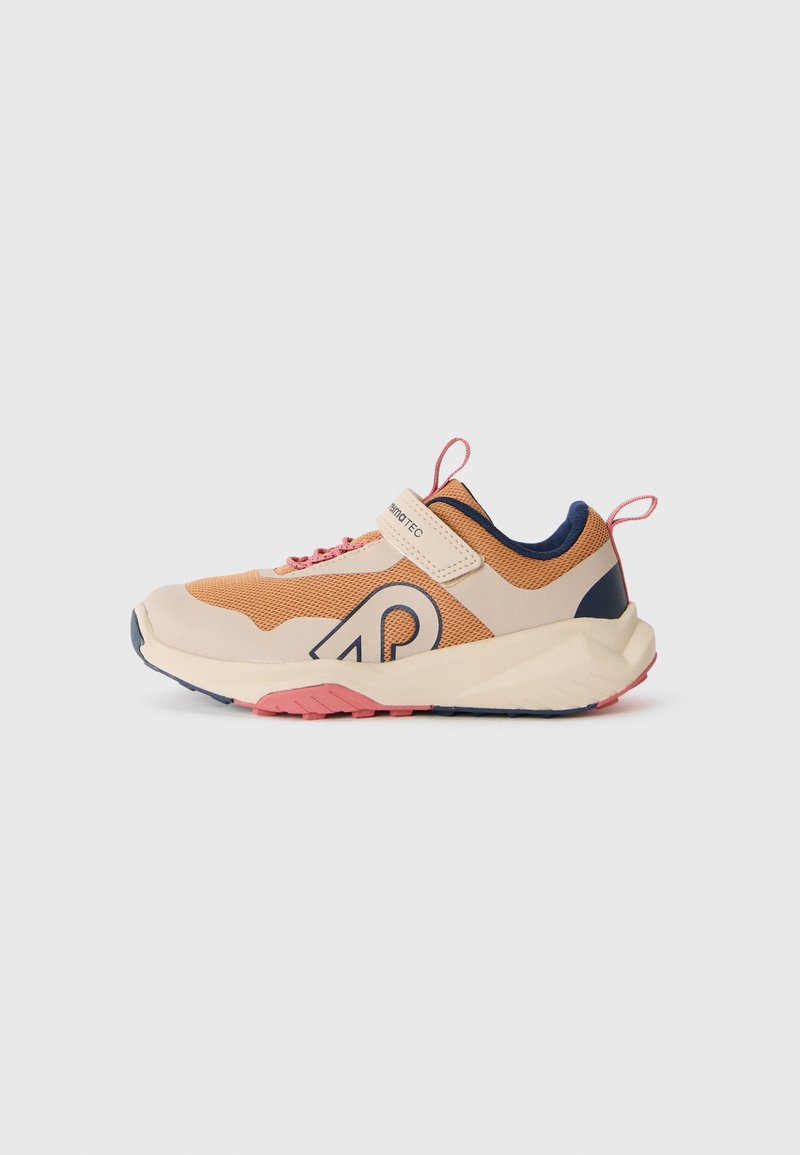 Baskets de sport beige et orange avec des lacets roses, une sangle velcro, un intérieur bleu marine et un logo sur le côté sur fond blanc.