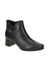 Zwarte leren enkelboot met lage blokhak en zijlacing, voorzien van een ronde neus en ritsluiting.