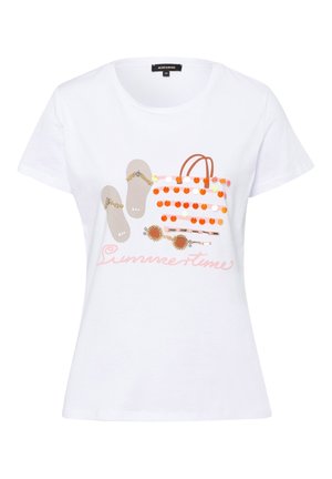 Hvid T-shirt med korte ærmer med illustrationer af sandaler, striped strandtaske, solbriller og ordet "Summertime" i lyserød skrift.