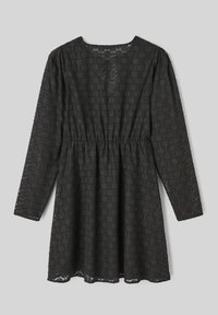 Robe noire à manches longues avec un design en dentelle texturée et une taille froncée. Elle a un décolleté rond et une jupe évasée.