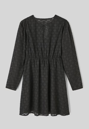 Robe noire à manches longues avec un design en dentelle texturée et une taille froncée. Elle a un décolleté rond et une jupe évasée.