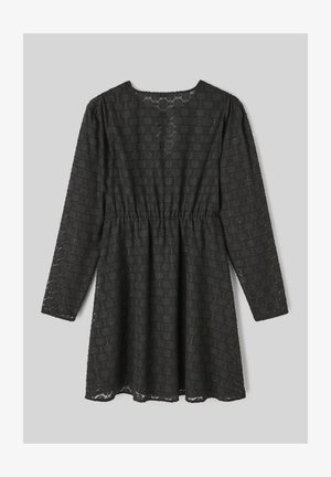 Robe noire à manches longues avec un design en dentelle texturée et une taille froncée. Elle a un décolleté rond et une jupe évasée.