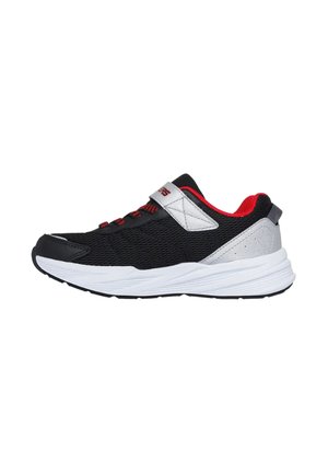 Scarpa sportiva nera e rossa con suola bianca, tomaia in mesh, cinturino argento con logo e colletto imbottito, vista laterale su sfondo bianco.