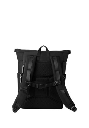 Sac à dos noir avec des bretelles ajustables, des poches zippées, un panneau arrière en maille texturée et une poignée supérieure. Design élégant avec des accents minimalistes.