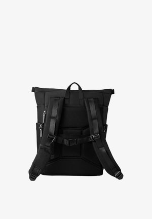 Sac à dos noir avec des bretelles ajustables, des poches zippées, un panneau arrière en maille texturée et une poignée supérieure. Design élégant avec des accents minimalistes.