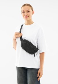 Larkson HELGE - Övtáska - black