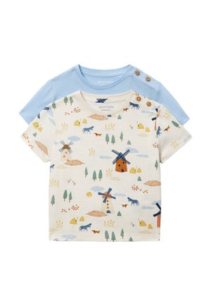 Deux t-shirts pour tout-petits, l’un bleu pâle avec des boutons aux épaules, l’autre crème avec des motifs moulin à vent, animaux et arbres, et boutons assortis.