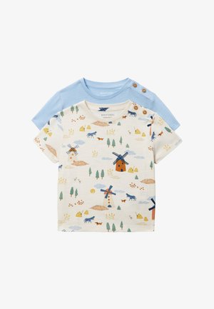 Deux t-shirts pour tout-petits, l’un bleu pâle avec des boutons aux épaules, l’autre crème avec des motifs moulin à vent, animaux et arbres, et boutons assortis.