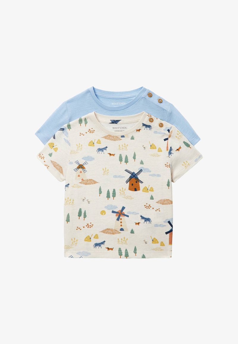 Deux t-shirts pour tout-petits, l’un bleu pâle avec des boutons aux épaules, l’autre crème avec des motifs moulin à vent, animaux et arbres, et boutons assortis.