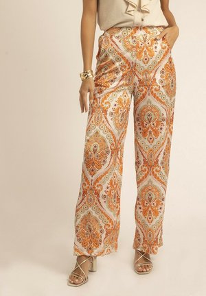 Pantalons fluides en tissu léger avec un motif paisley orange et vert. Comprend une coupe évasée et des poches latérales.