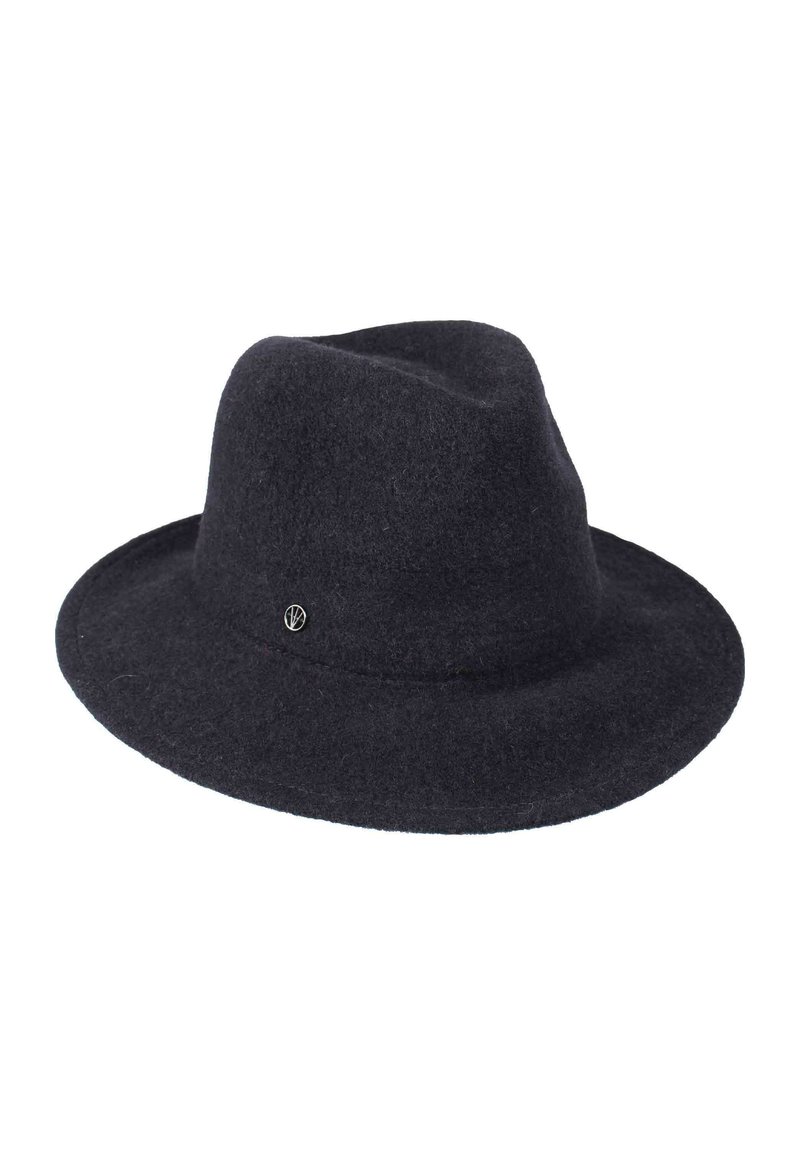 Tumedatehalline villane fedora müts, millel on lai ääreosa ja metallist logo aktsent. Klassikaline kuju pehme tekstuuriga.