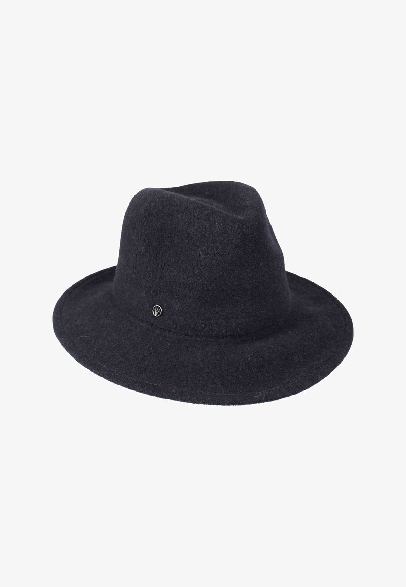 Tumedatehalline villane fedora müts, millel on lai ääreosa ja metallist logo aktsent. Klassikaline kuju pehme tekstuuriga.