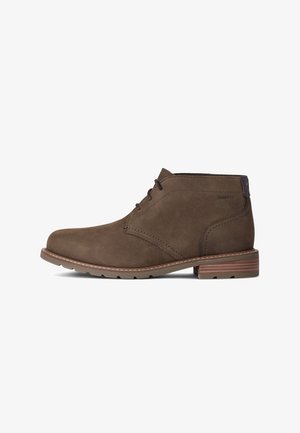 Bottes chevilles en daim marron avec lacets, bout arrondi, surface texturée, détail imperméable, et un talon en bois marron contrastant.