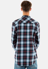 Camicia a maniche lunghe a quadri con una combinazione di colori blu navy, rosso e bianco. Realizzata in cotone, con colletto classico e orlo dritto.